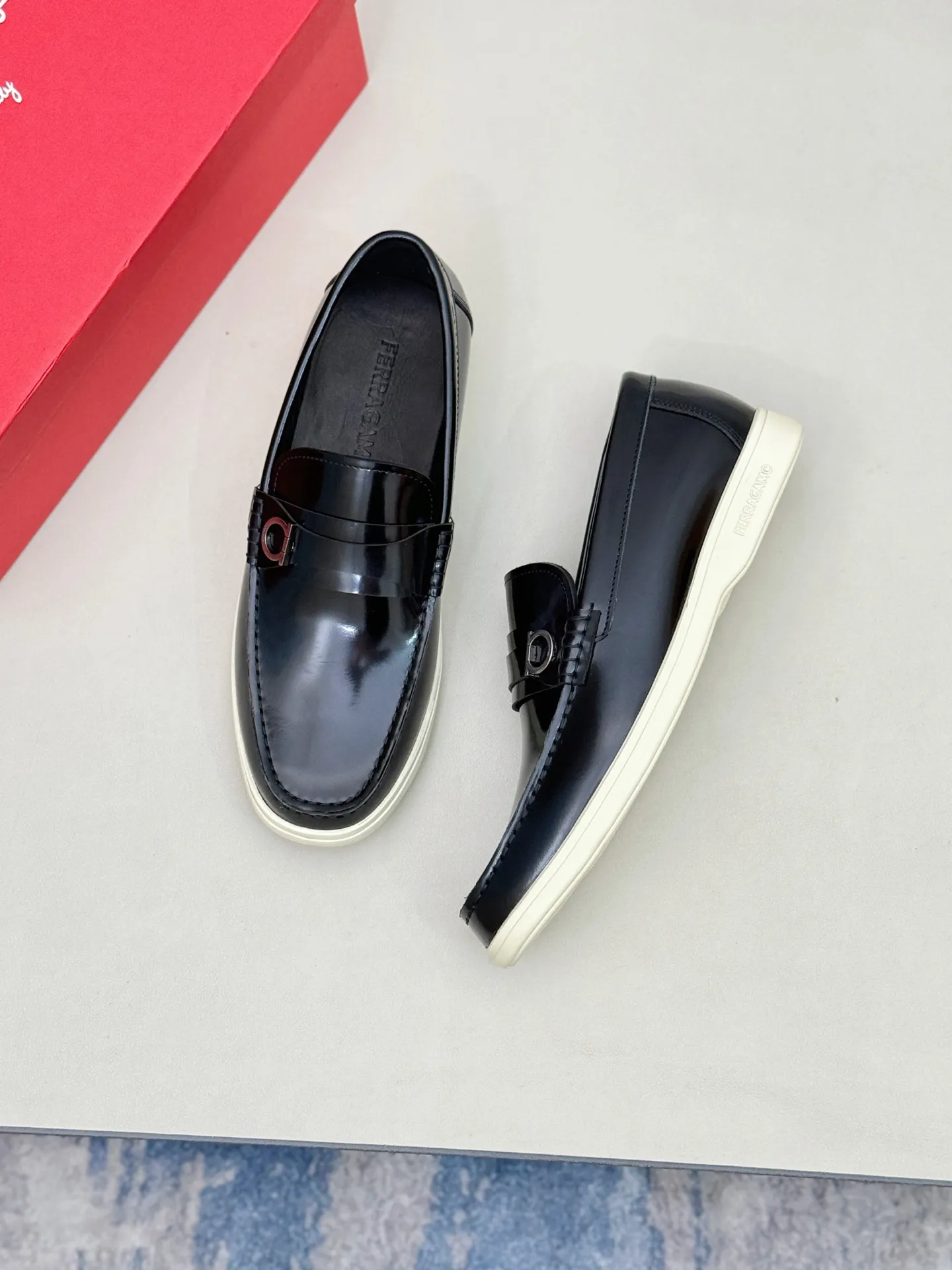 [Ferragamo] P: 580💰 Number of yards: 38~44 (45 orders are non-returnable) Ferragam's new men's driving shoes, the fabric is made of imported cowhide, with visible texture, heavy industrial stitching, dyed calfskin inside, standard logo cowhide feet, big-name experience, soft and comfortable on the feet, a men's favorite, special non-slip and wear-resistant rubber soles, easy to handle various occasions, with original box packaging!